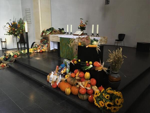 Erntedank Gaben um den Altar, Johanneskirche Ettlingen