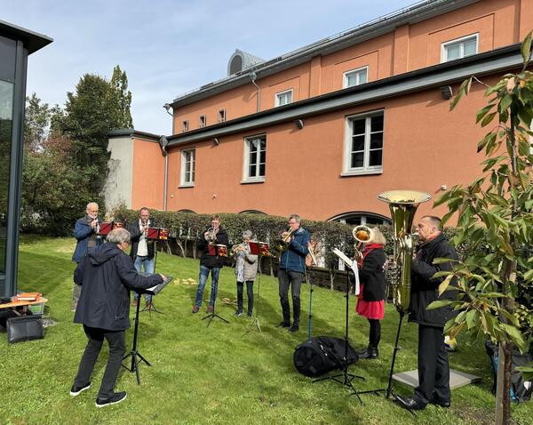 Foto: Posaunenchor im Pfarrgarten Johannesgemeinde Ettlingen